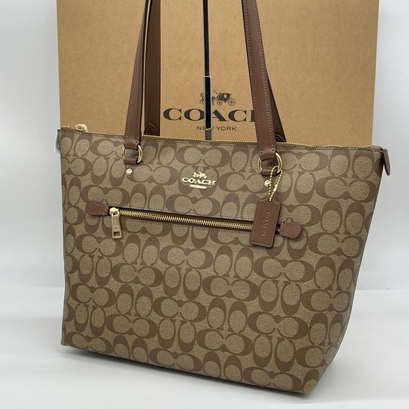 Coach Gallery Tote Bag in Signature Canvas - Picture 5 of 12